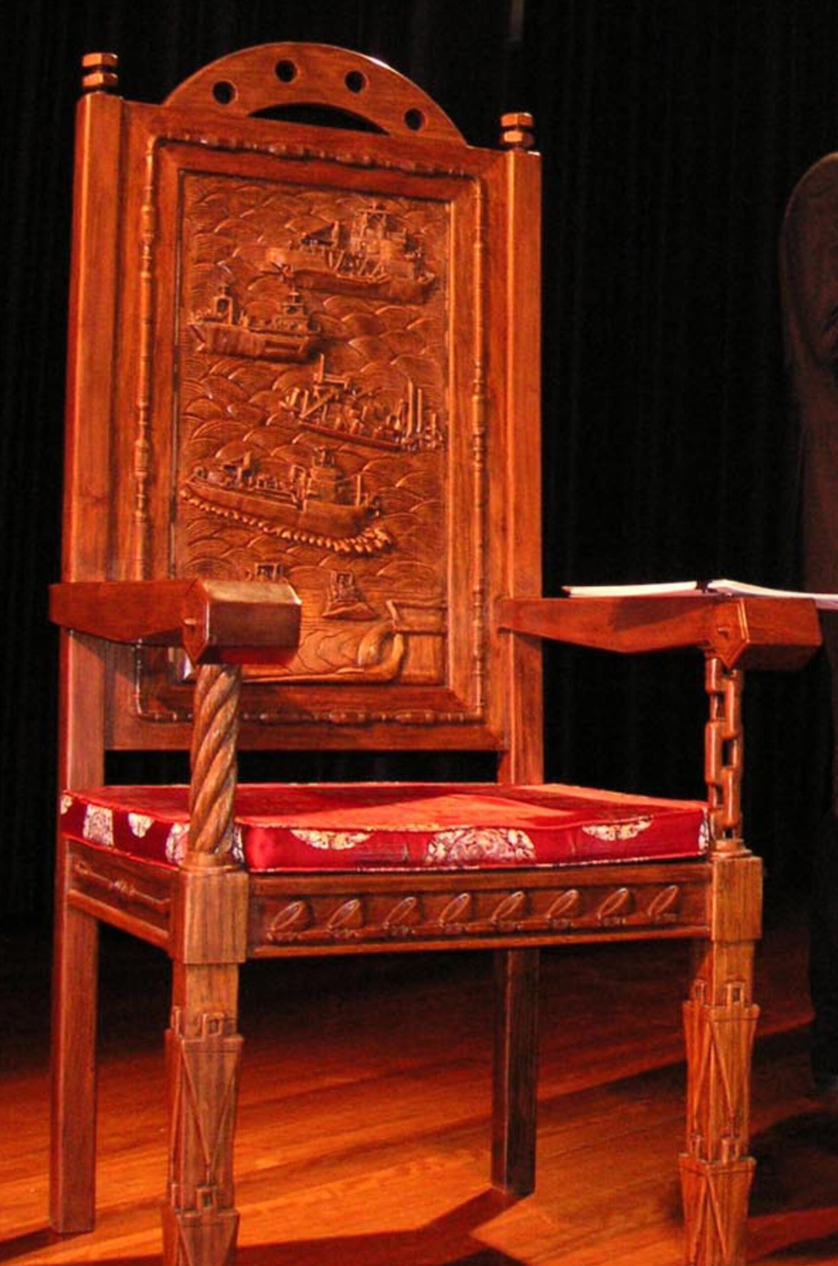 Personal dredge chair given to professor Vlasblom (Credit: CEDA)