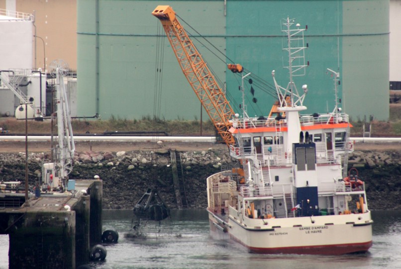 Damen clam shell grab crane hopper with a trailing suction pipe