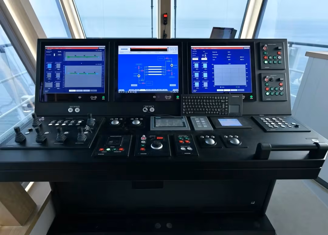 Dredge master console with hopper process monitoring installed