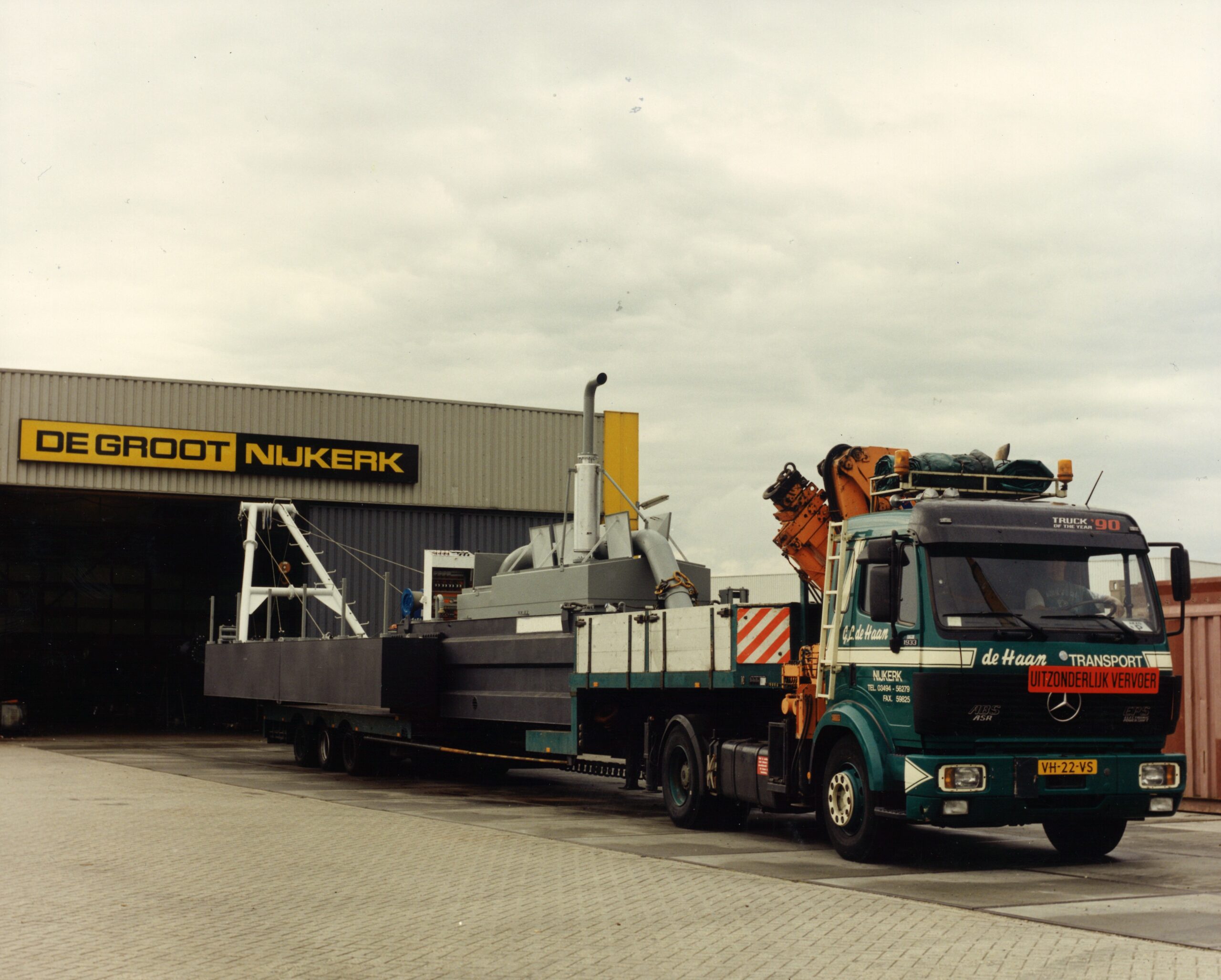 Suction dredge on transport by de Haan Transport